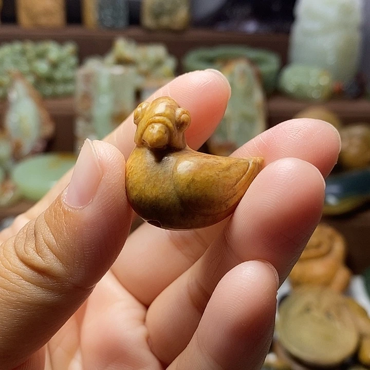 颈饰未镶嵌岫岩河磨玉（透闪石质玉）