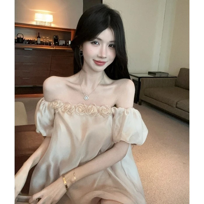 一字肩泡泡袖花朵缎面衬衫女夏季纯欲露肩上衣独特绝美法式娃娃衫