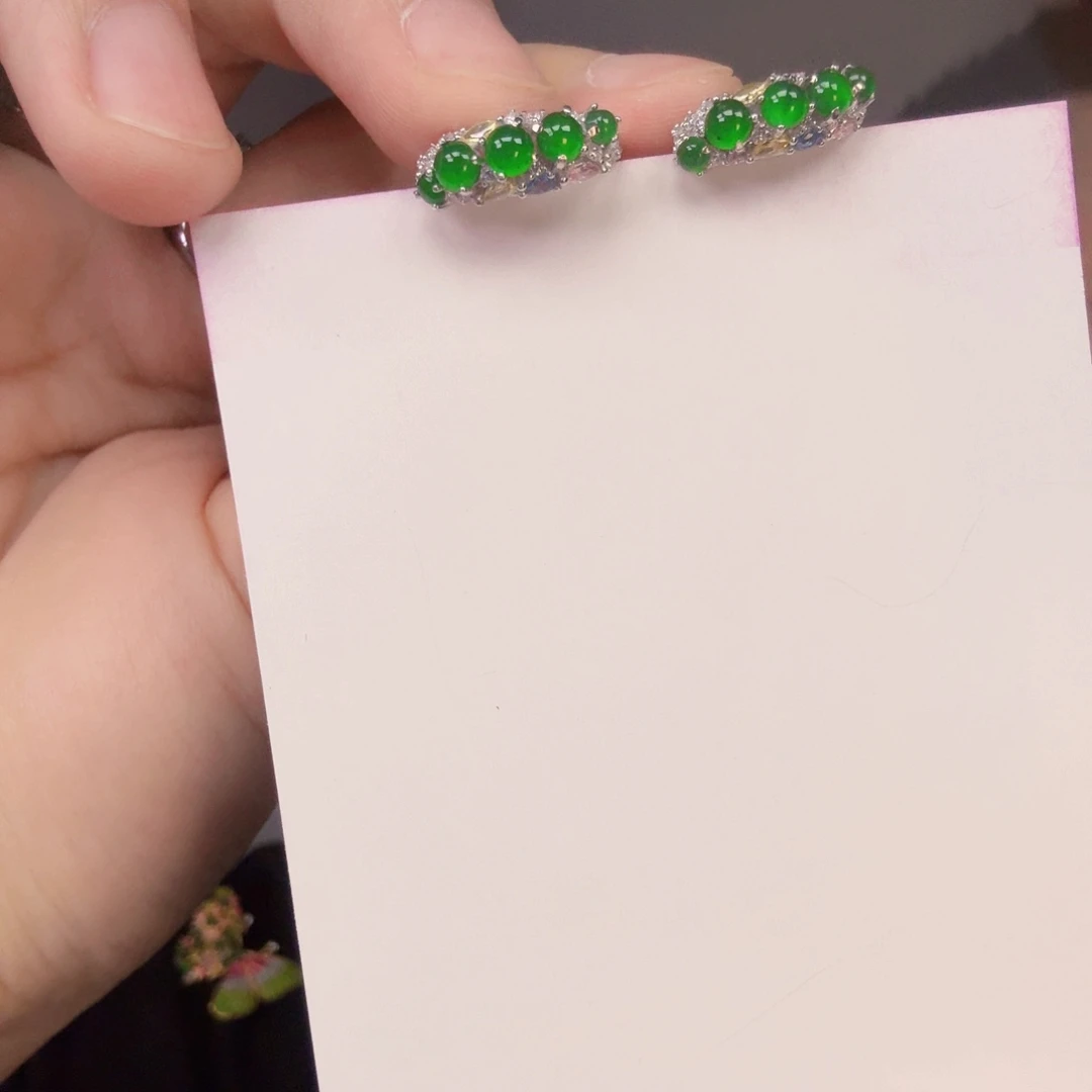 翡翠未镶嵌颈饰一对