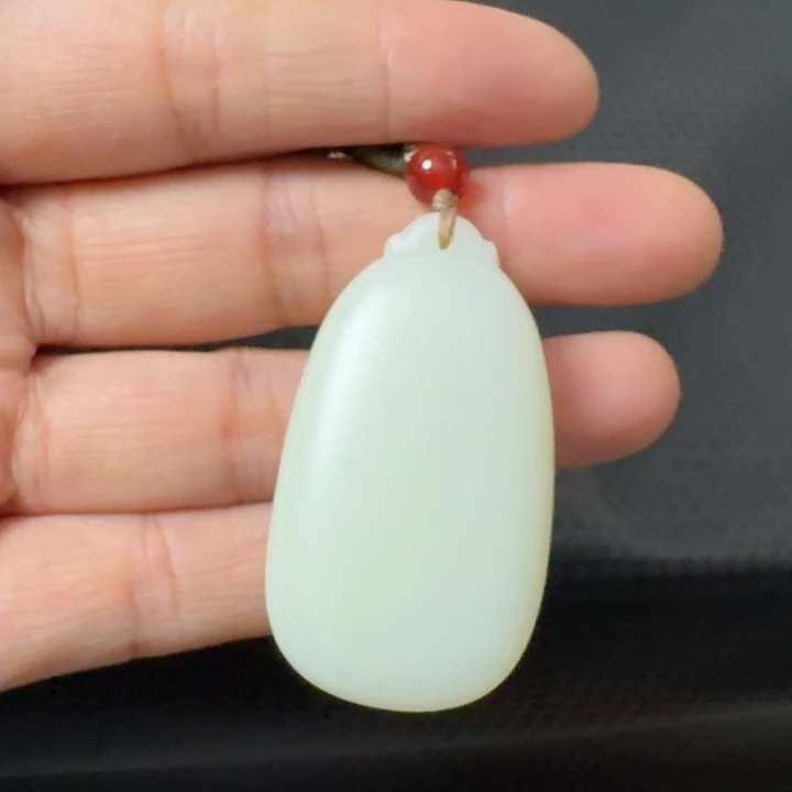 和田玉未镶嵌颈饰米哒无事牌