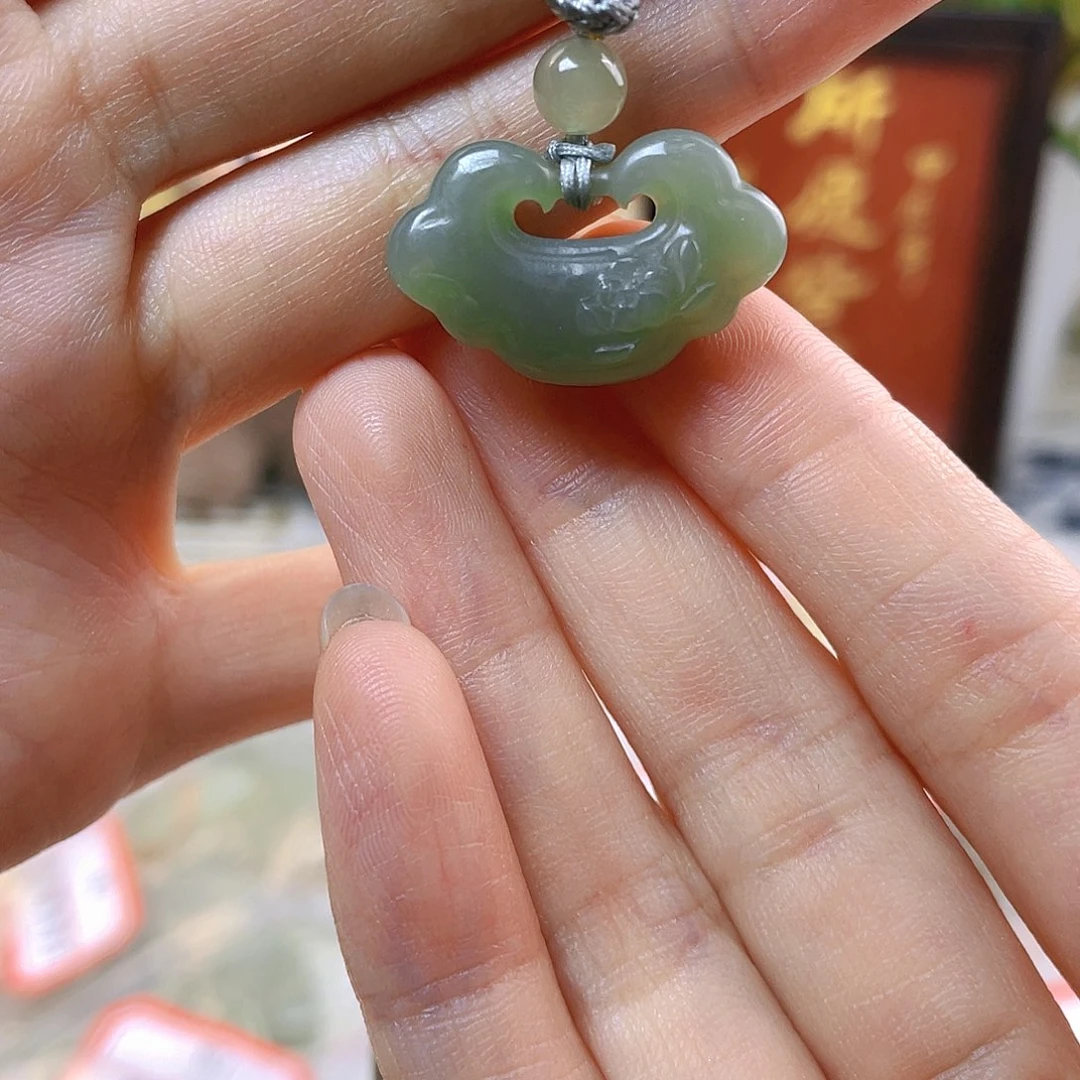 和田玉未镶嵌吊坠(赠链)