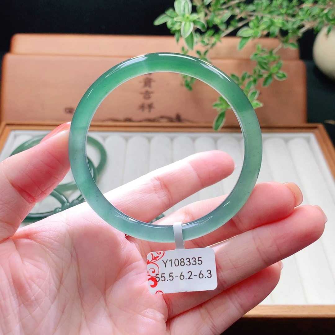 未镶嵌手镯（圆镯）翡翠