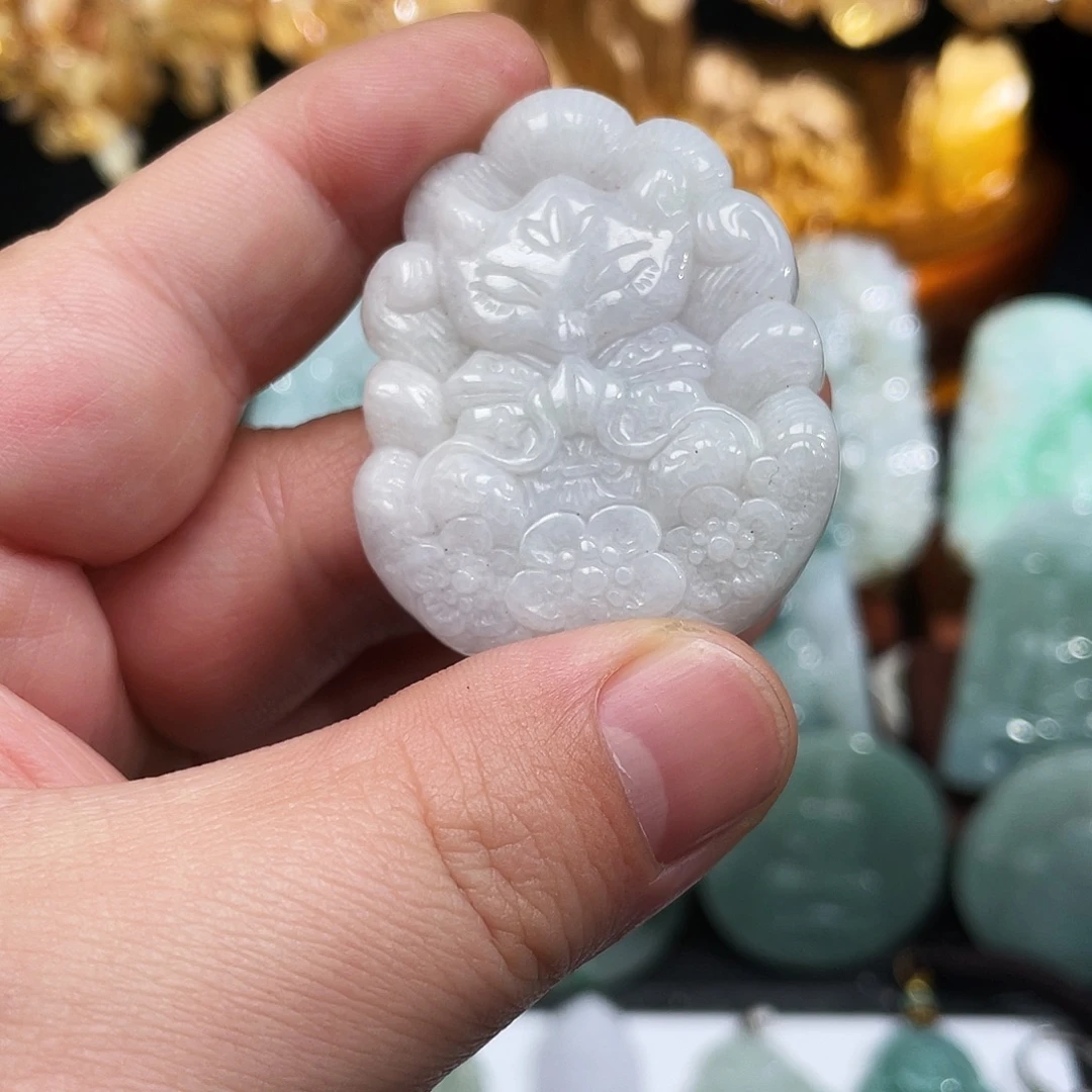 翡翠未镶嵌颈饰九尾灵狐