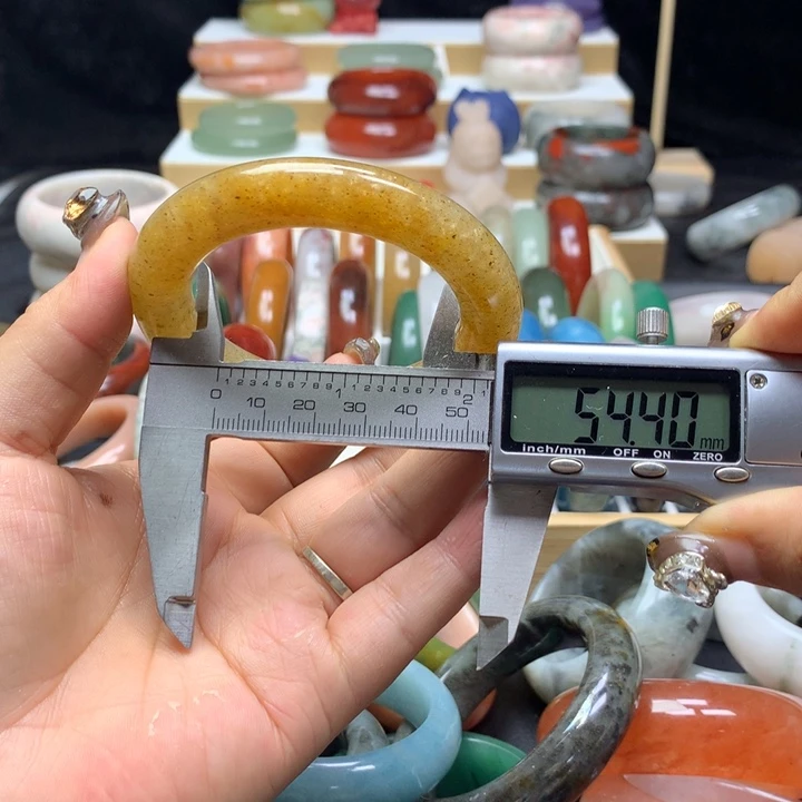 未镶嵌手镯石英质玉