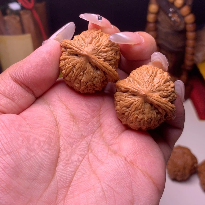 文玩核桃把件红宝石