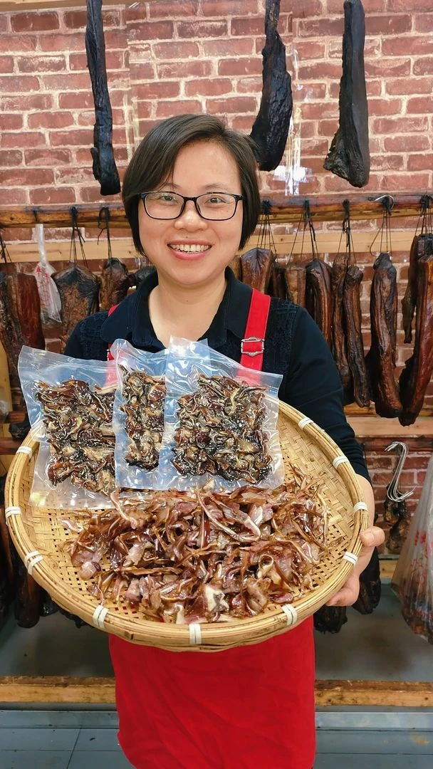 湖南农家米糠谷壳烟熏腊猪耳尖  烟熏猪耳朵