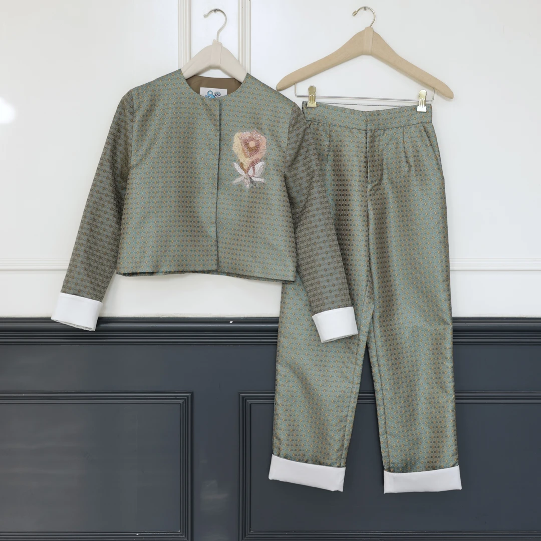 【壁虎姐】GECKO2025新款 新中式绿色刺绣圆领拼色袖上衣直筒裤套装