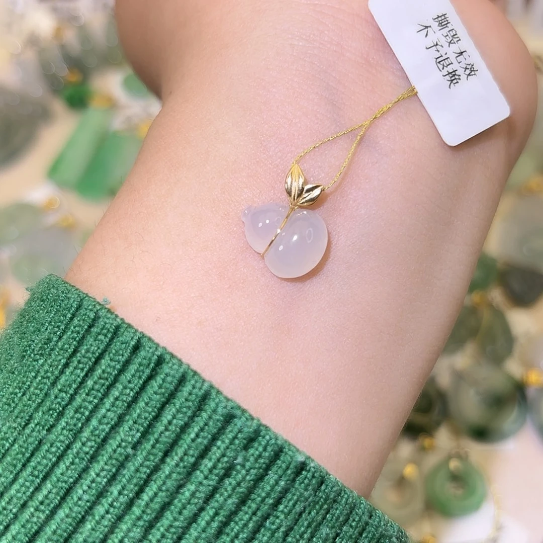 翡翠18K金镶嵌颈饰葫芦