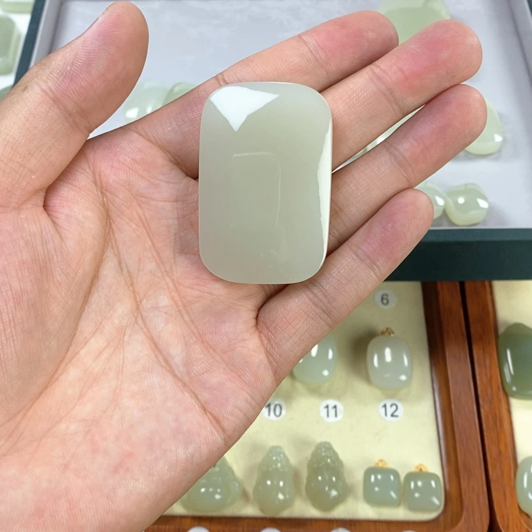 和田玉未镶嵌颈饰火*?