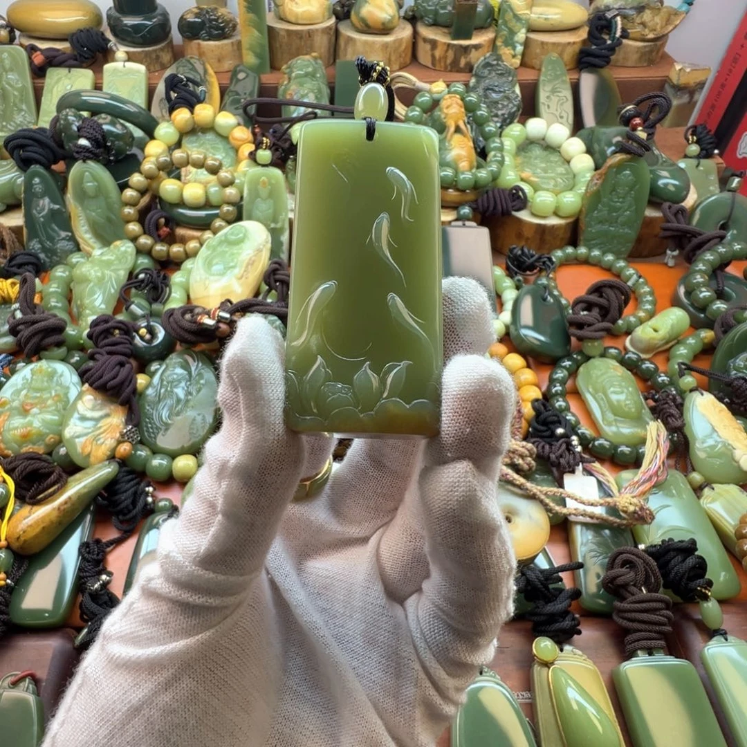 上***鸿岫岩河磨玉（透闪石质玉）未镶嵌颈饰