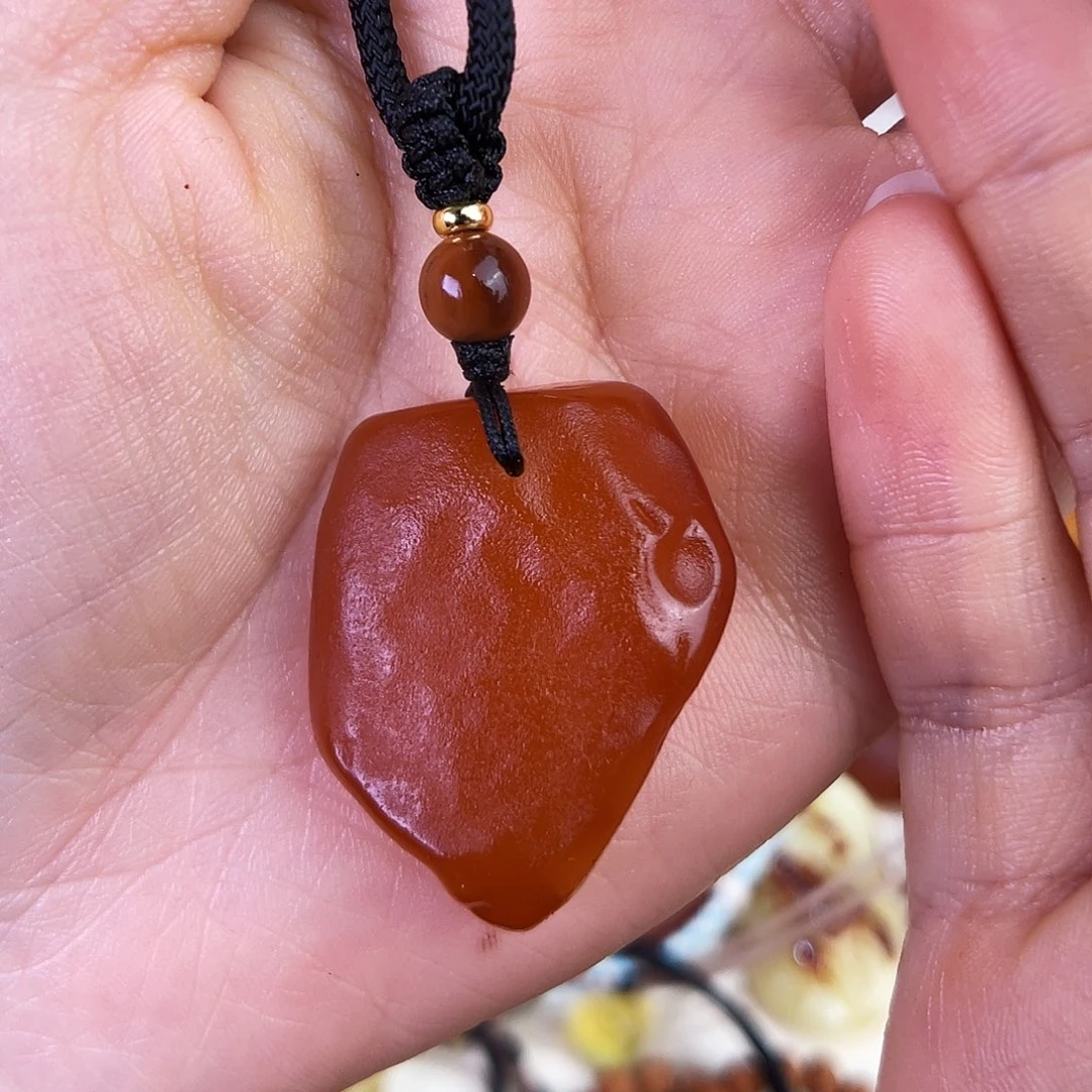 琥珀珠宝奇石未镶嵌。