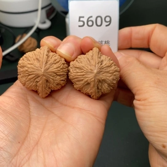 把件文玩核桃36绣球5609