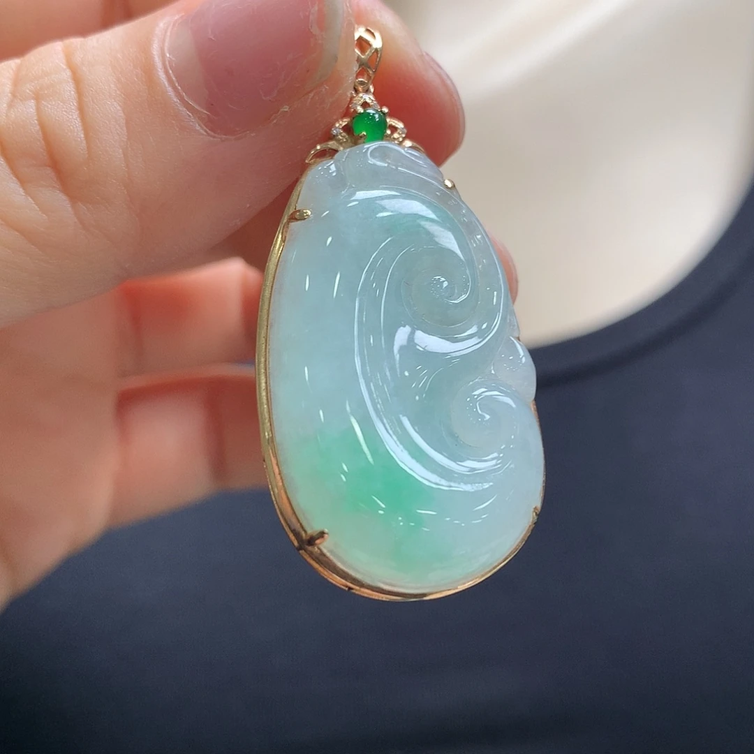 翡翠18K金镶嵌颈饰如意