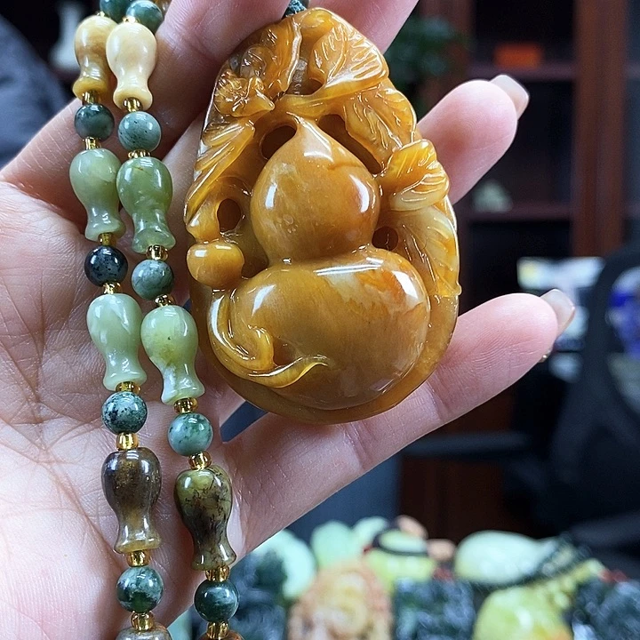 蛇纹石玉吊坠未镶嵌