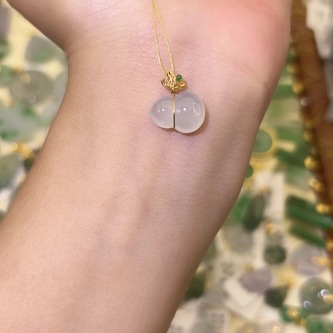 翡翠18K金镶嵌颈饰葫芦