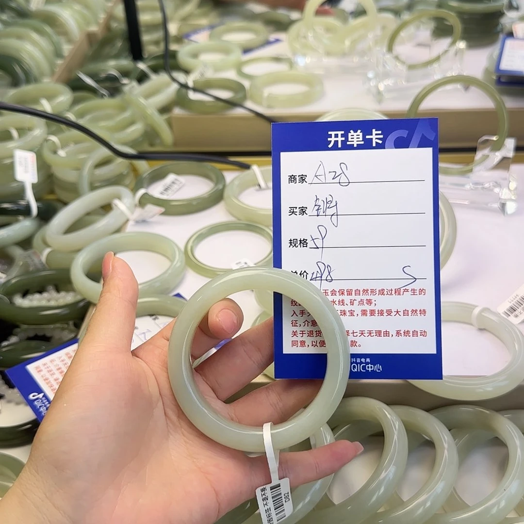 锵***咚和田玉手镯未镶嵌