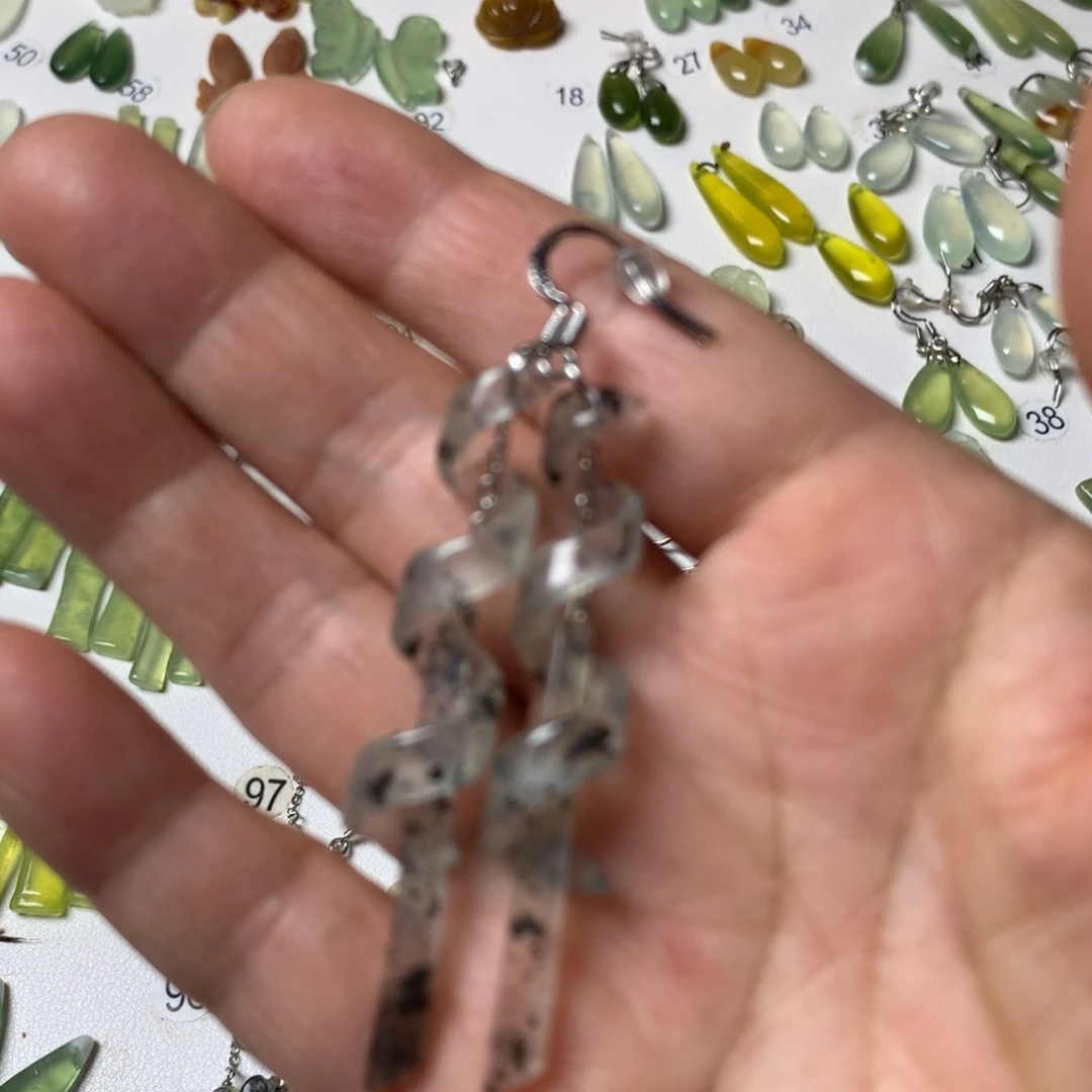 蛇纹石玉未镶嵌耳坠