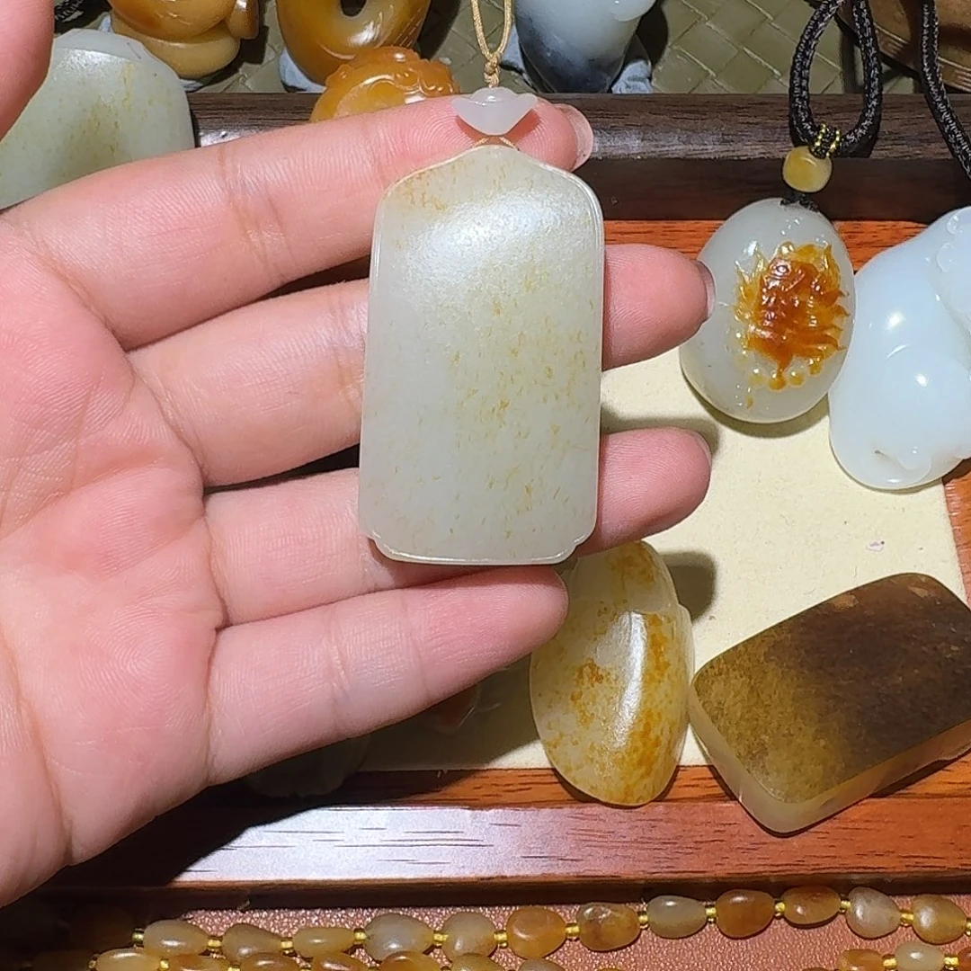 芒***果颈饰未镶嵌和田玉