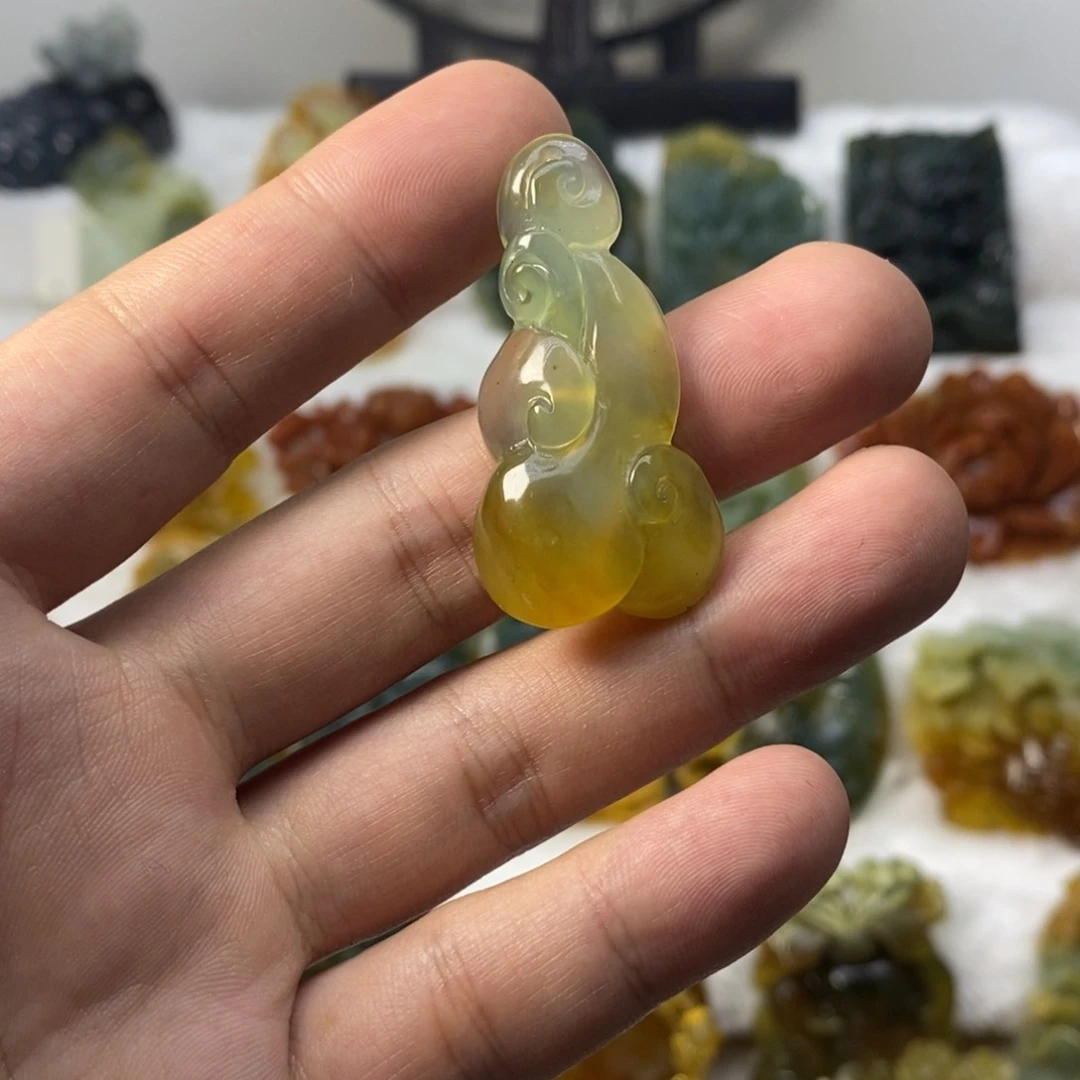 一***”蛇纹石玉未镶嵌颈饰