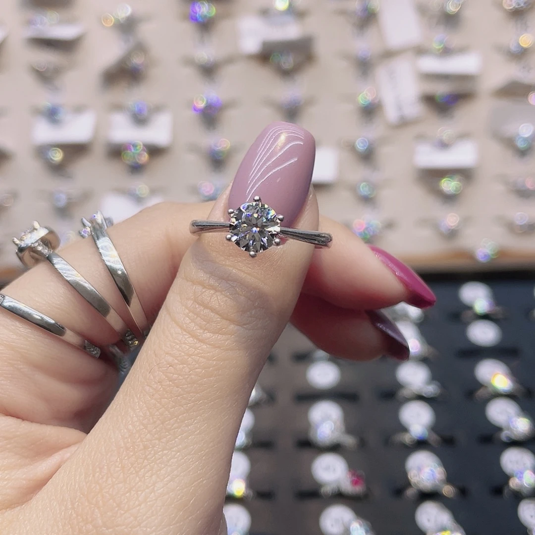 莫桑石非金属圈18.5。 周家六爪一克拉