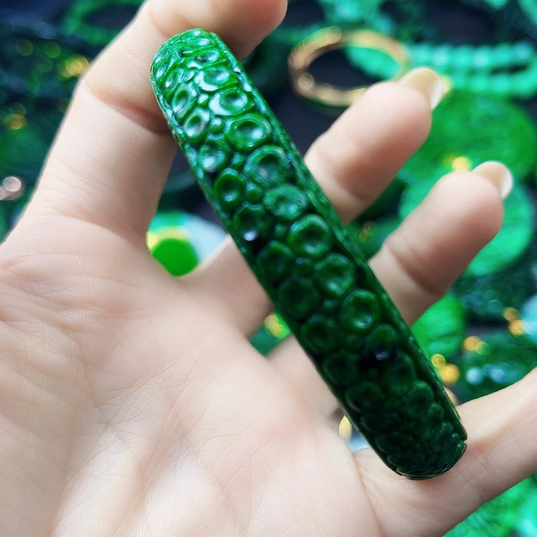 颈饰18K金镶嵌翡翠