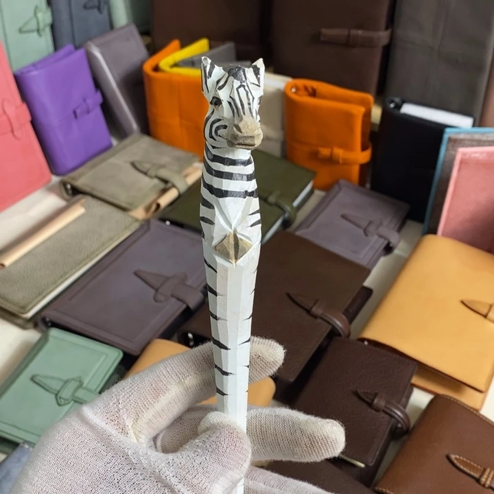 头层牛皮木雕笔特价款一个