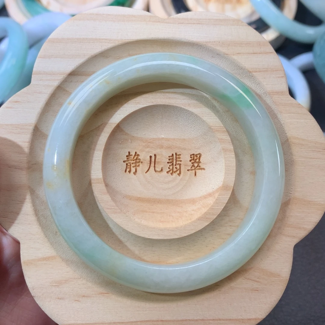 翡翠手镯未镶嵌57圈口