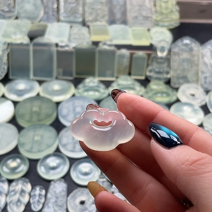 岫玉未镶嵌颈饰祥云锁