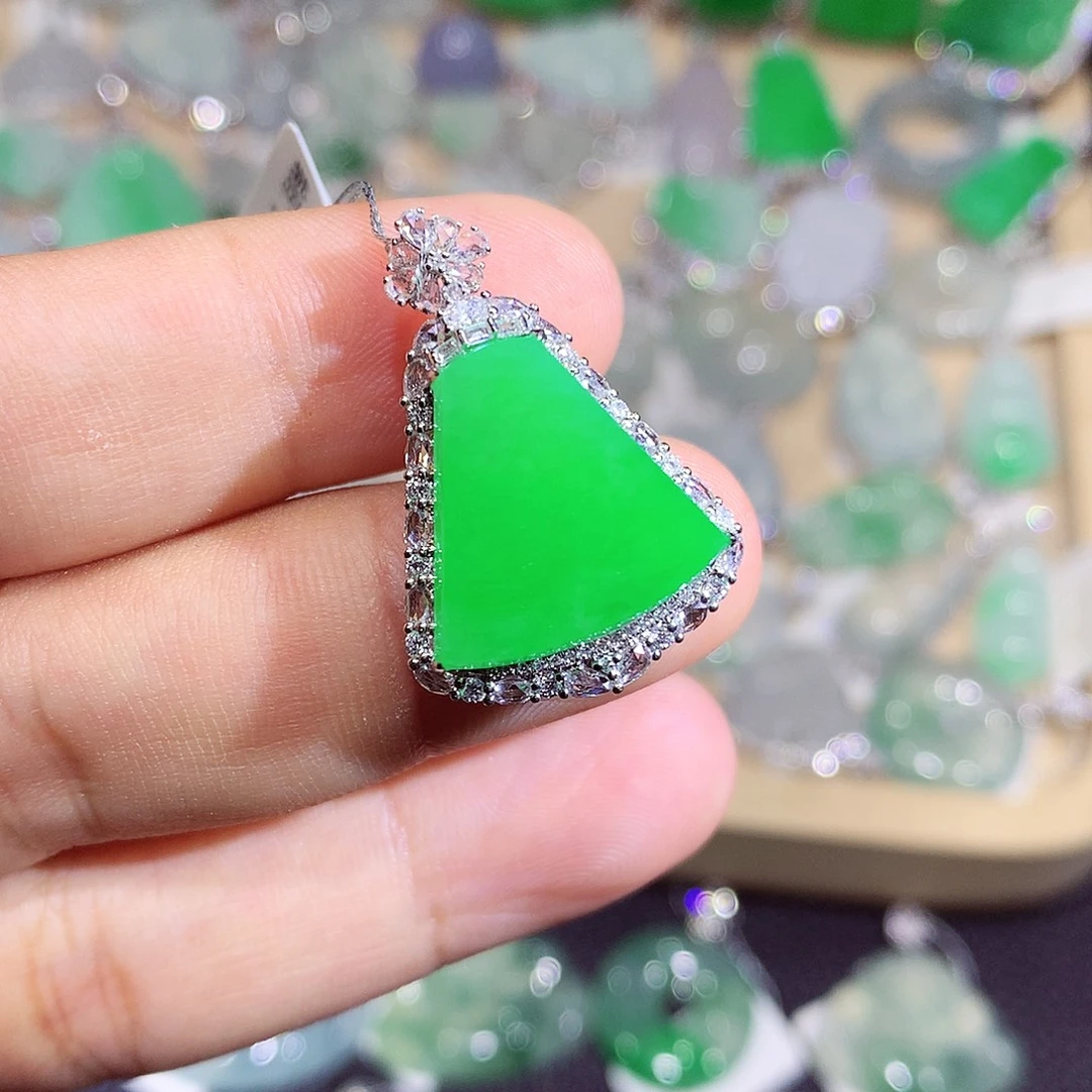 翡翠18K金镶嵌颈饰