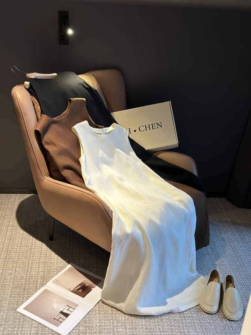 H.Chen-高级极简肌理垂坠 复古腔调圆领后开叉无袖苎麻背心连衣裙