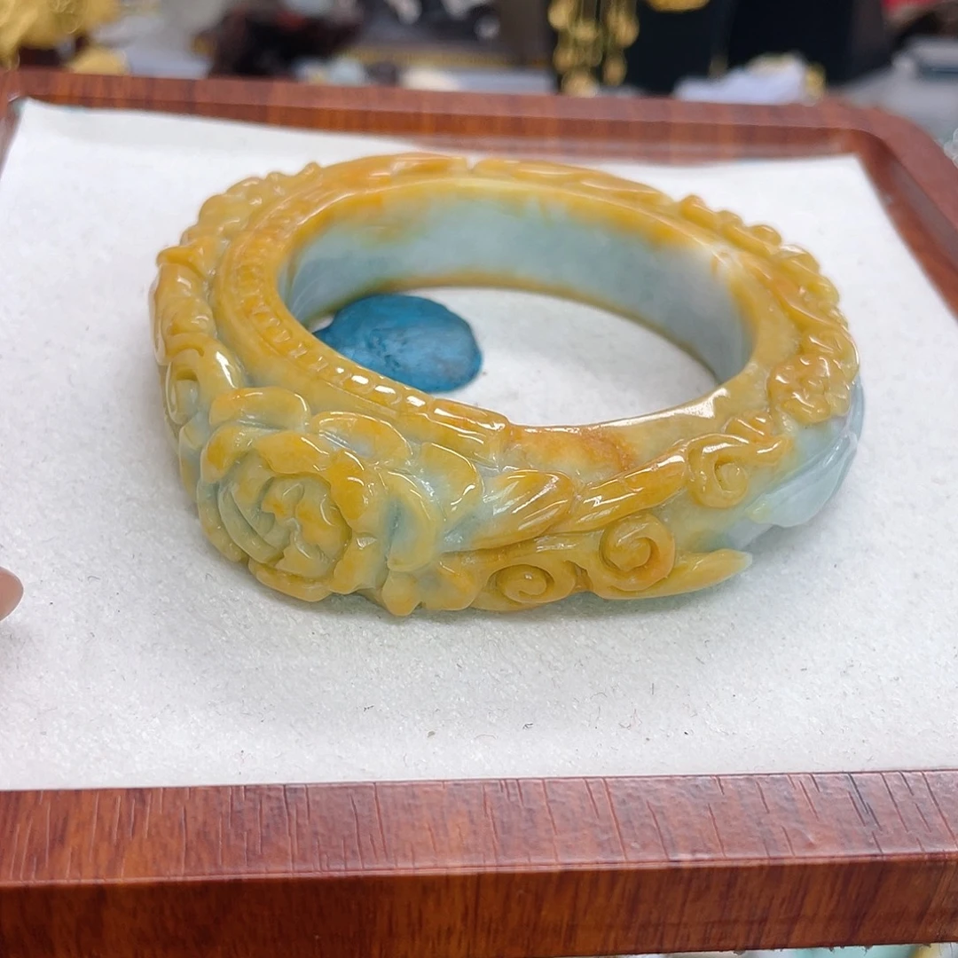 万***瑶翡翠未镶嵌颈饰大手镯