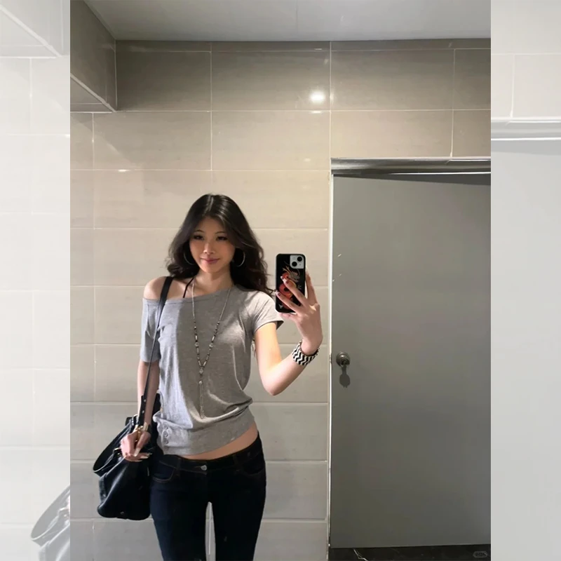 新款纯欲斜肩露肩短袖T恤女宽松休闲纽扣辣妹一字肩打底上衣