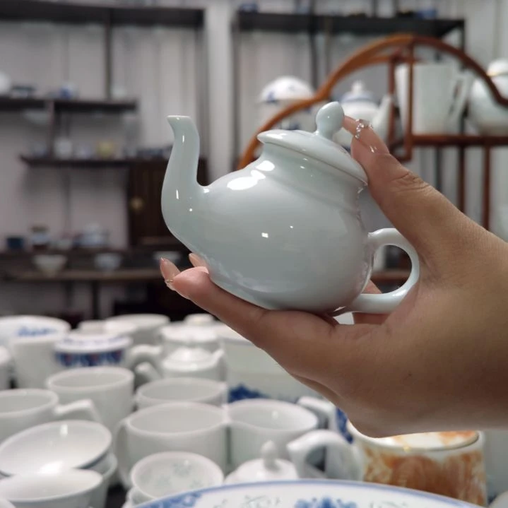 瓷代拍实发孔雀小茶壶一个