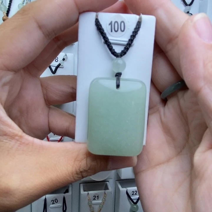 颈饰未镶嵌石英质玉