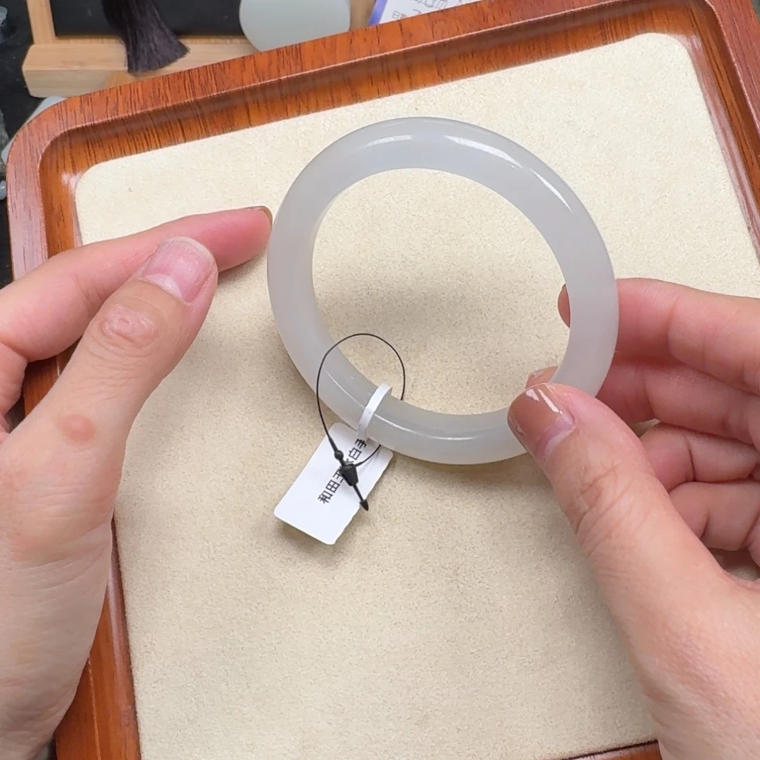 和田玉未镶嵌手镯