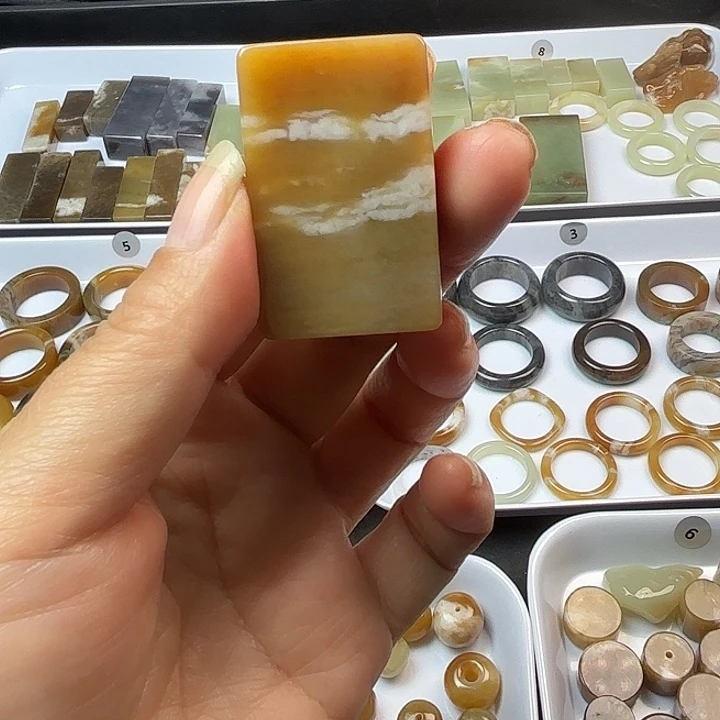 二***壹和田玉（糖玉）未镶嵌颈饰