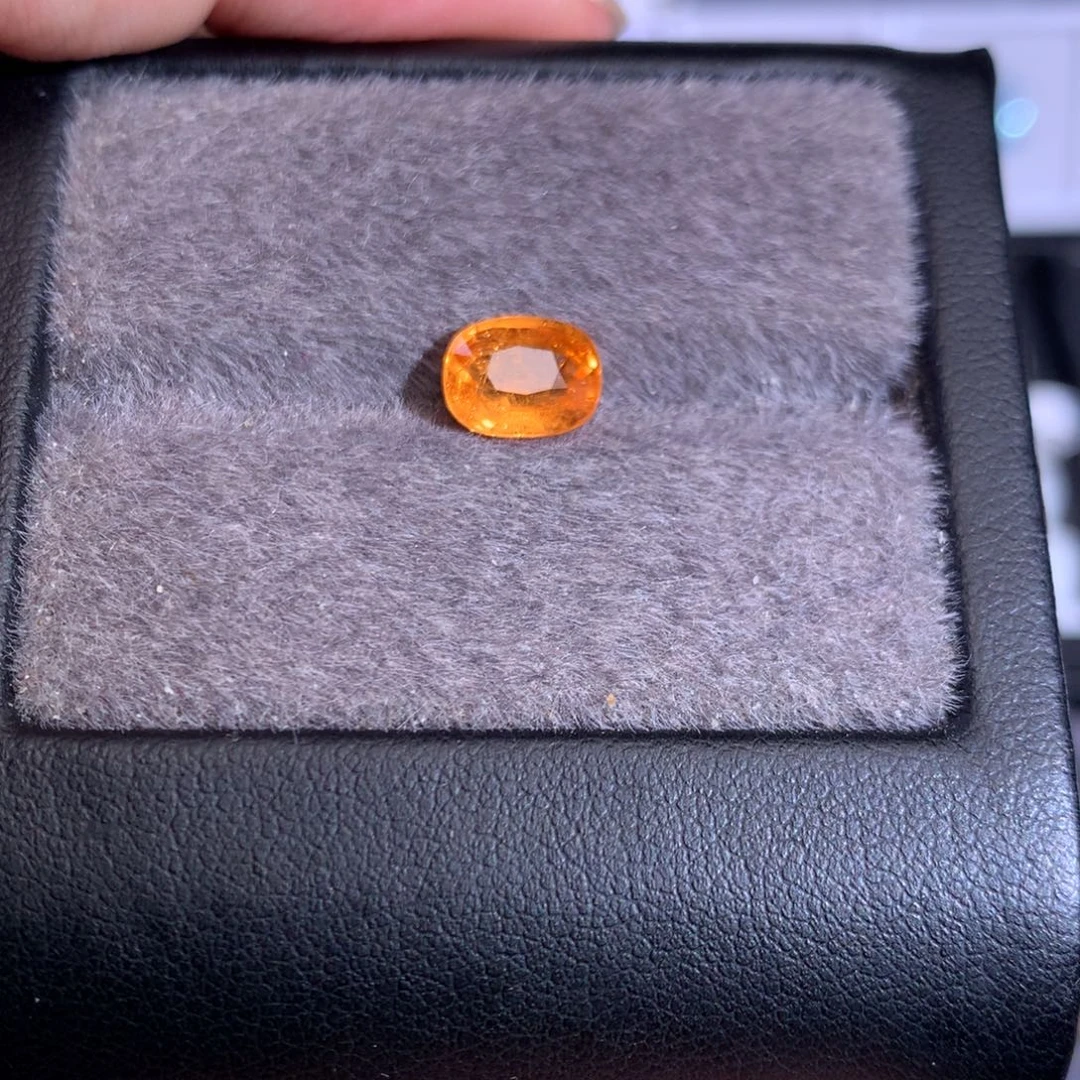 未镶嵌裸石石榴石（芬达石）2.26ct