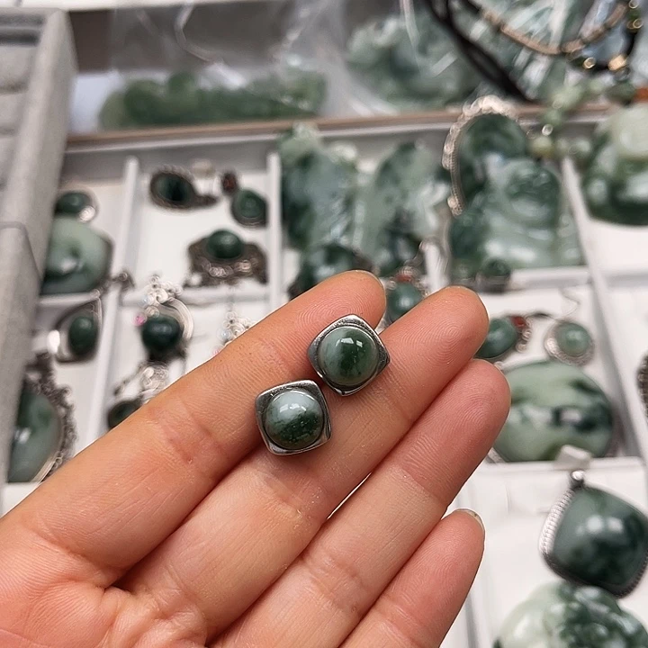 透闪石-蛇纹石玉未镶嵌耳环