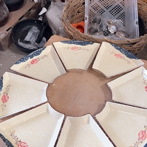 微瑕，不能明火。口径19，高度2.5，8个拼盘