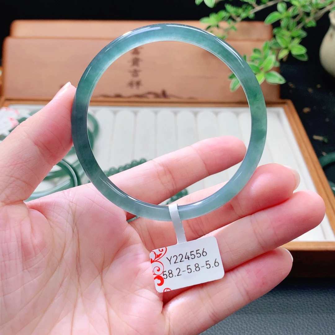 翡翠未镶嵌手镯（圆镯）
