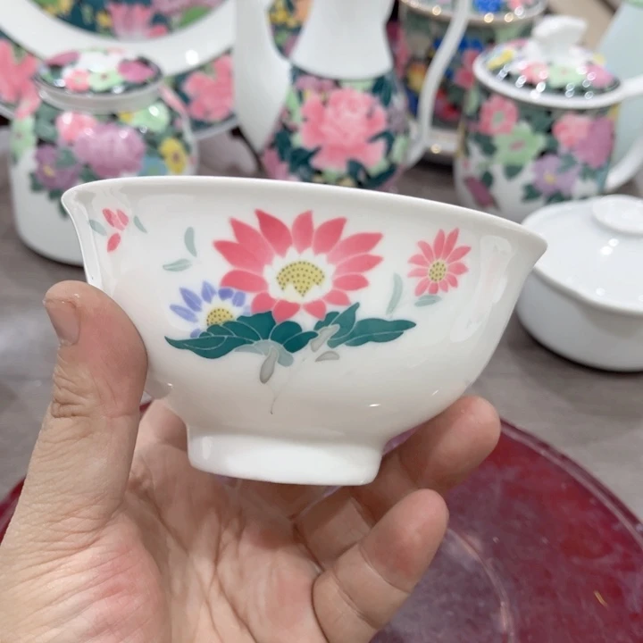 碟釉下五彩的瓷器和瓷器