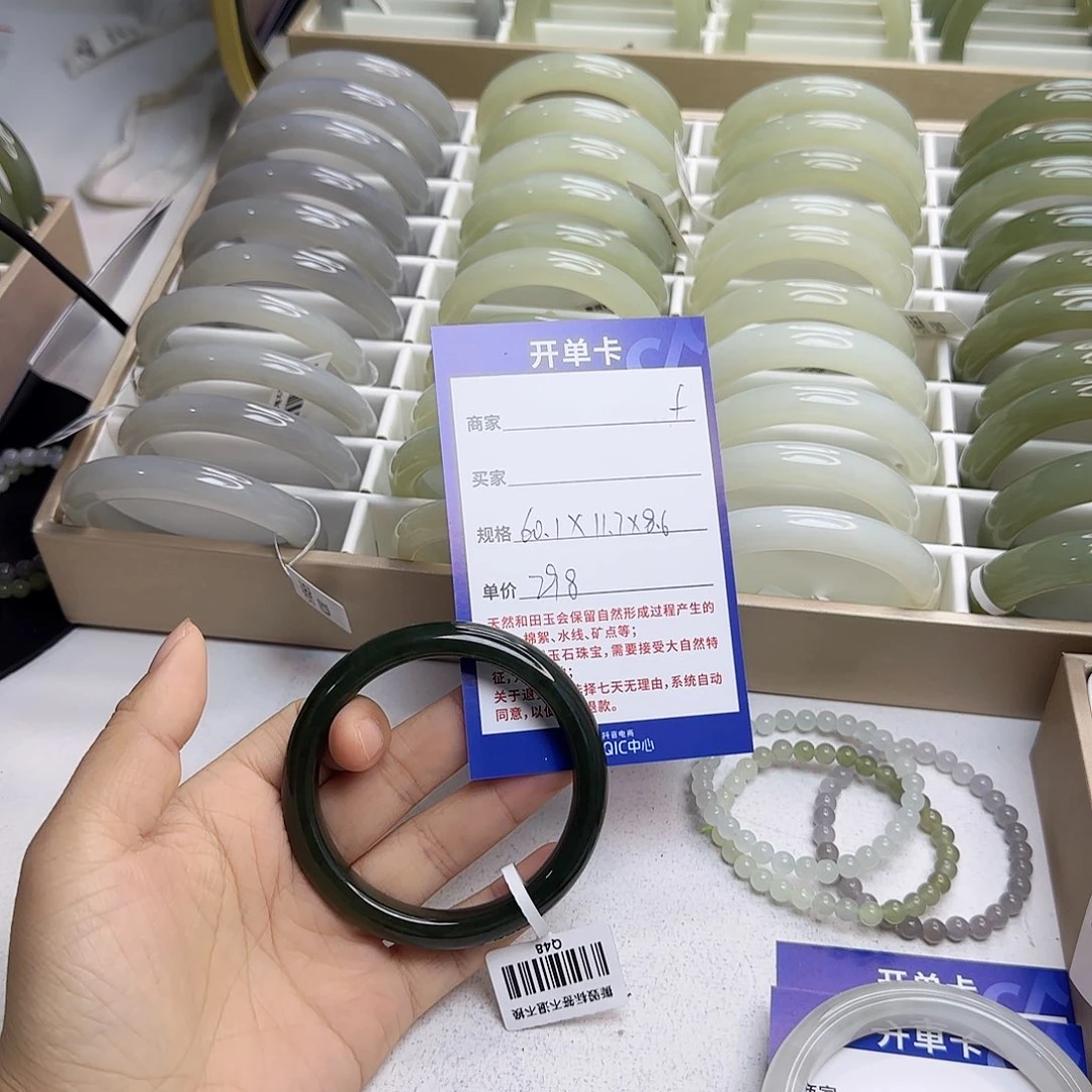 和田玉未镶嵌手镯