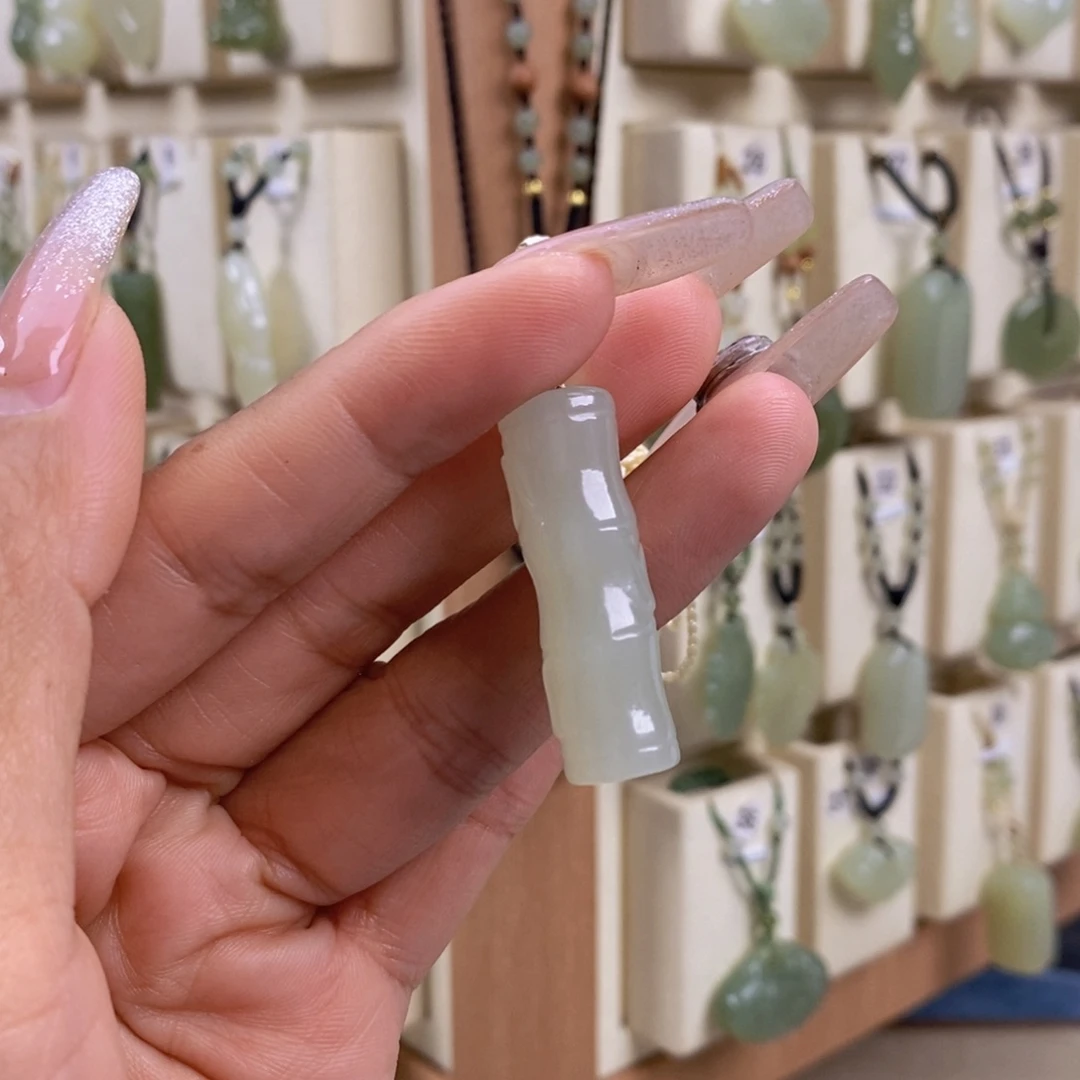吉***意和田玉未镶嵌颈饰