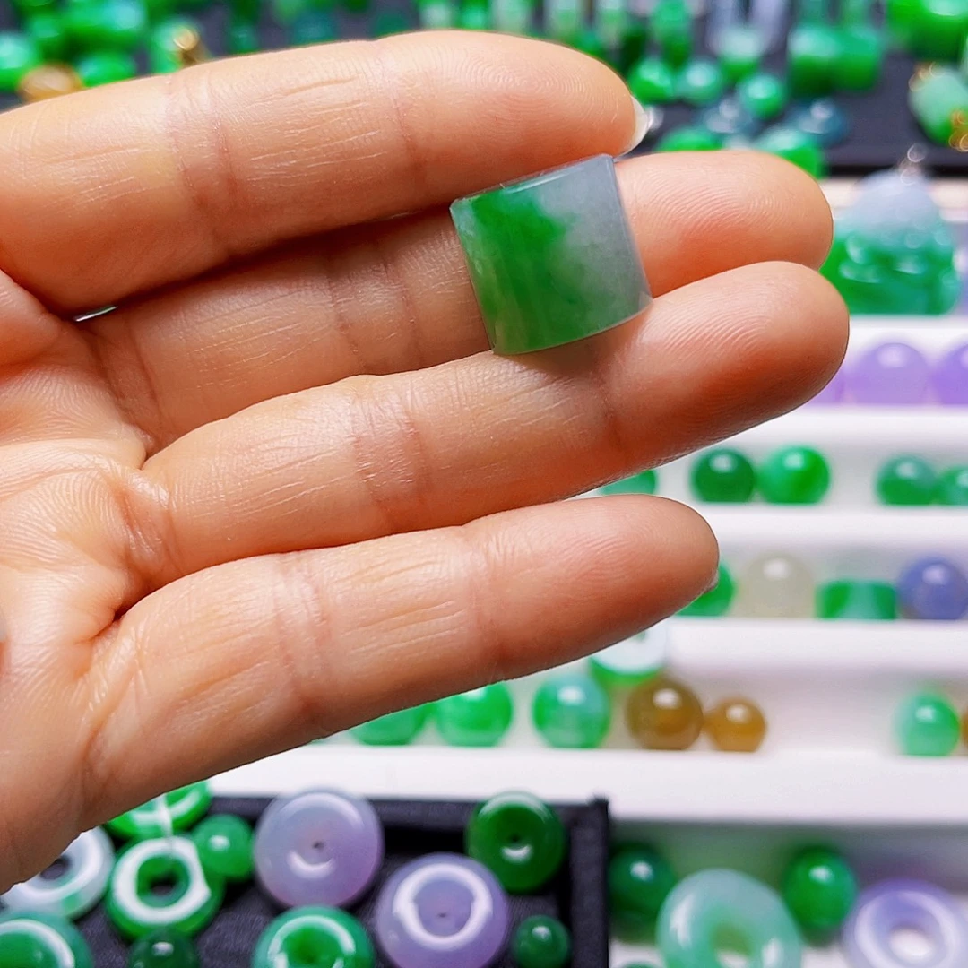 翡翠散珠卡14.3-13.2mm桶珠