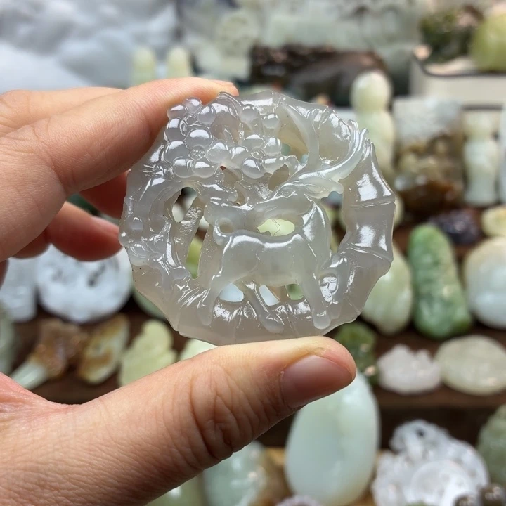 如***是和田玉未镶嵌颈饰