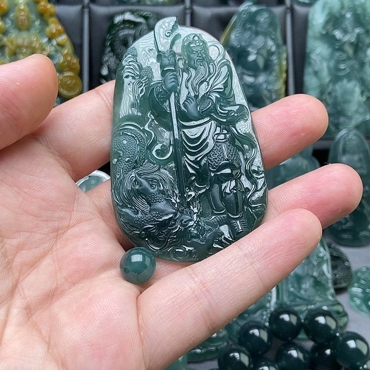 翡翠颈饰未镶嵌阳**?关公