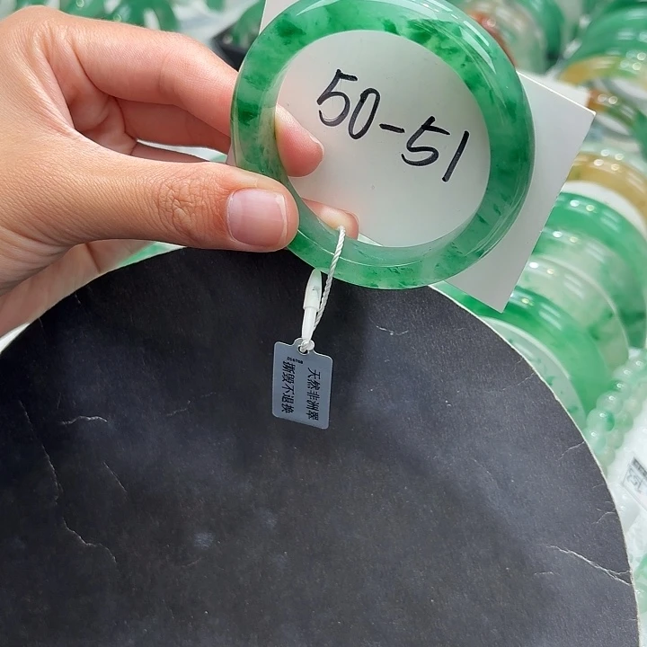 未镶嵌手镯石英质玉（非洲翠）
