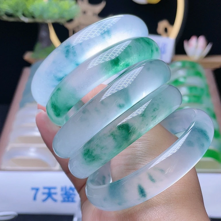 非洲独龙飘花翠玉石英质玉（微瑕款，需包容）随机发一支兰