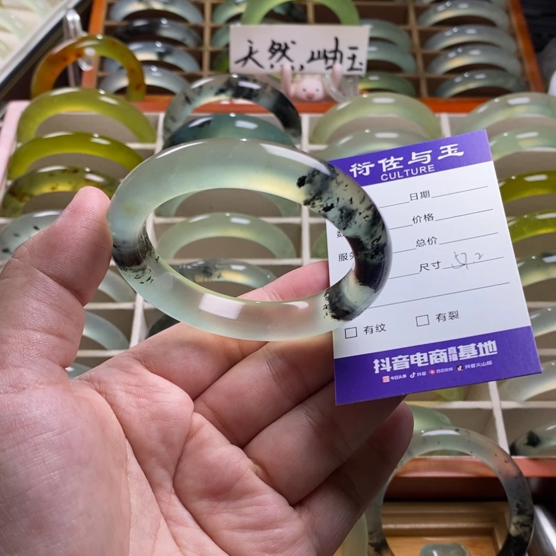 柒***。蛇纹石玉未镶嵌手镯