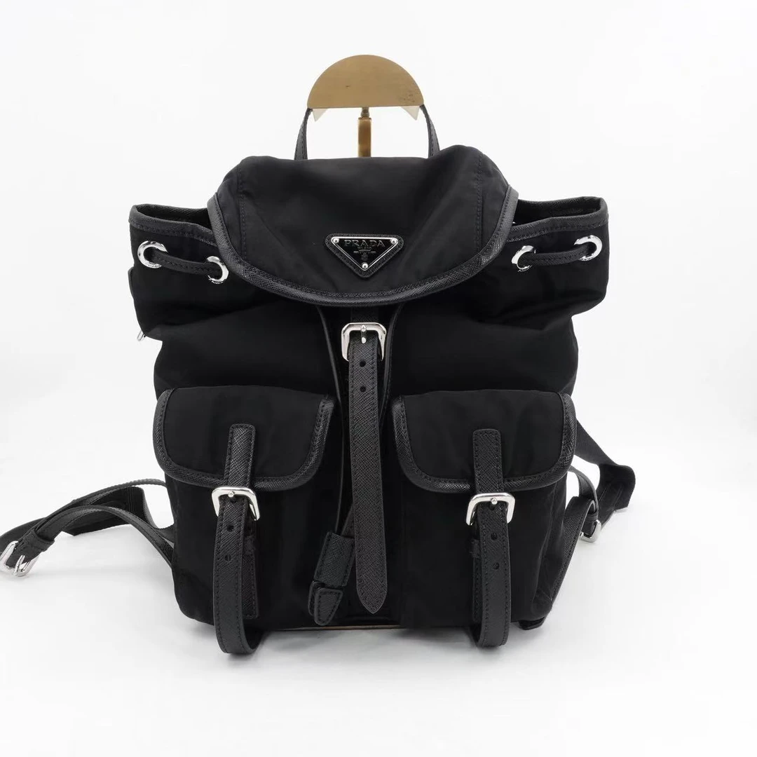 95新 Prada/普拉达 普拉达降落伞25双肩包书包黑银尼龙/55324060